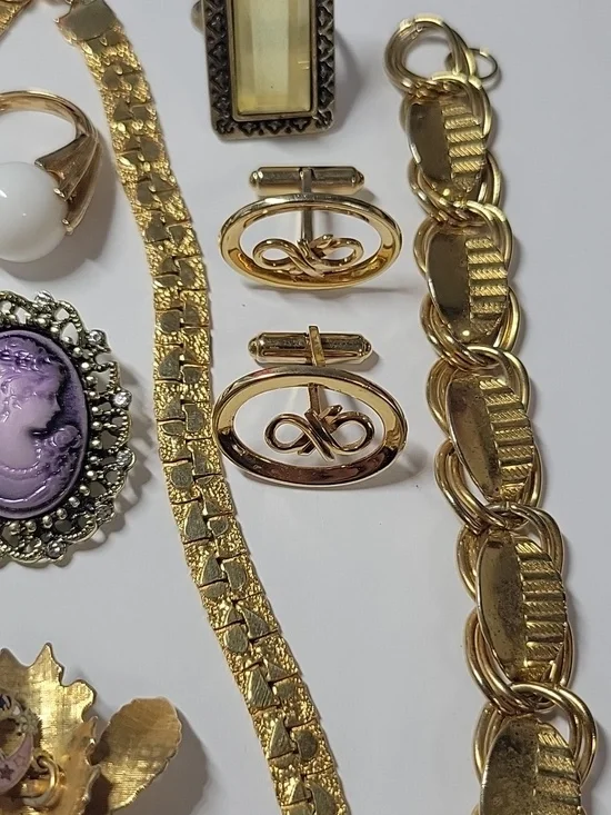 Gold-Tone Women’s Jewelry Set with Purple Cameo Brooch - Picture 2 of 6